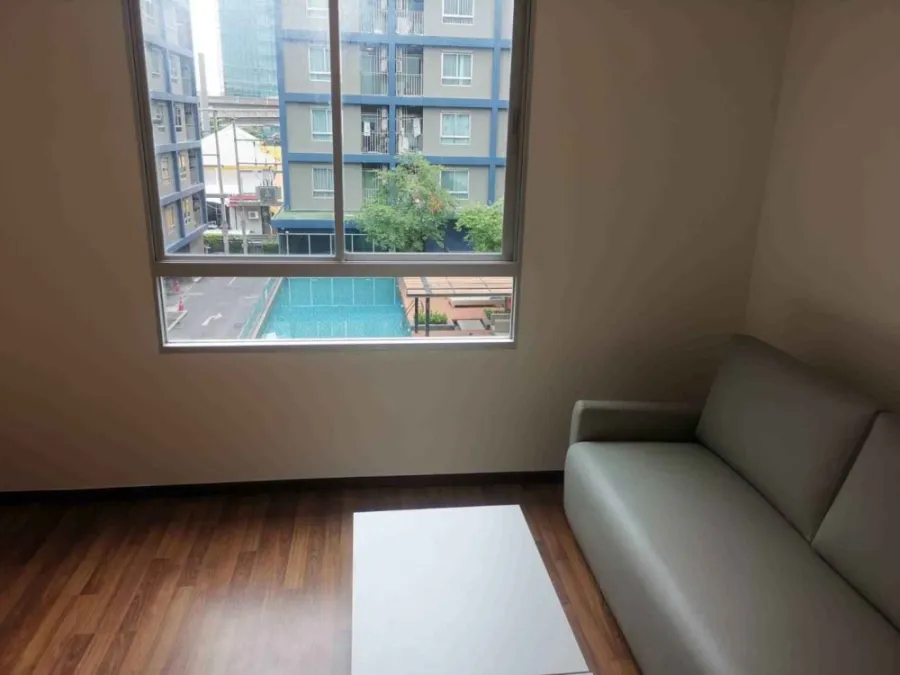 Condo for sale, U Ratchayothin, corner room, very private, very spacious, swimming pool view, just bring your own luggage and move in.