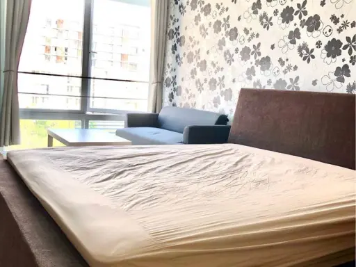 For rent i house Rama 9, room decorated with nice wallpaper. Just carry one bag and move in.
