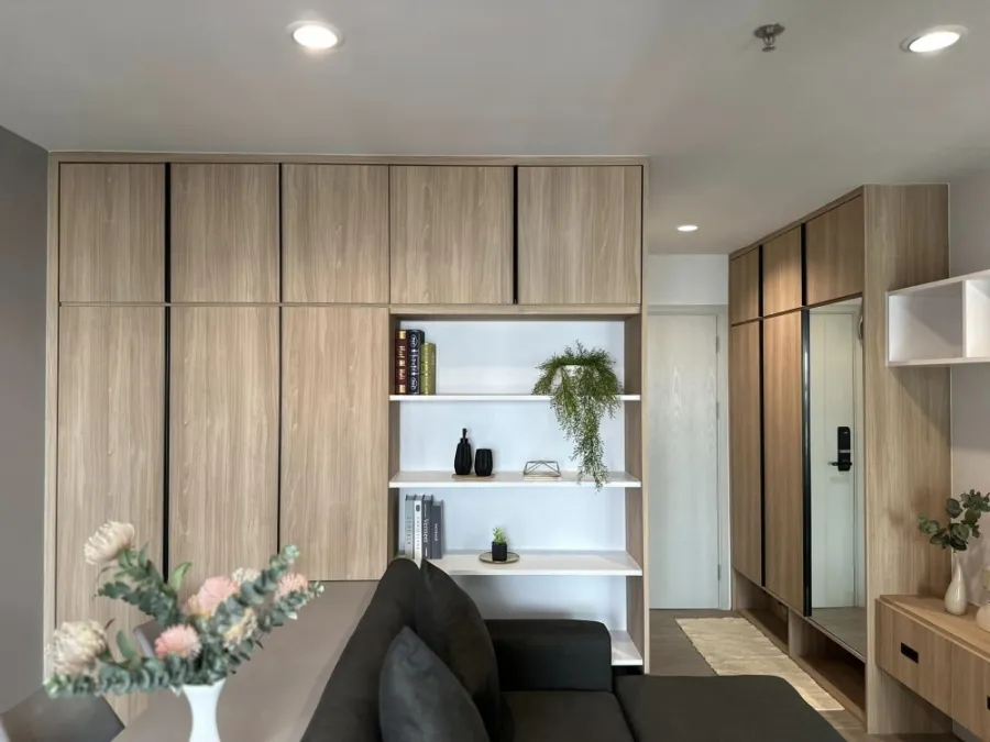 For rent, Regent Home, Bang Son, 28 Building A, beautifully decorated room, fully furnished, ready to move in. You must not miss it.