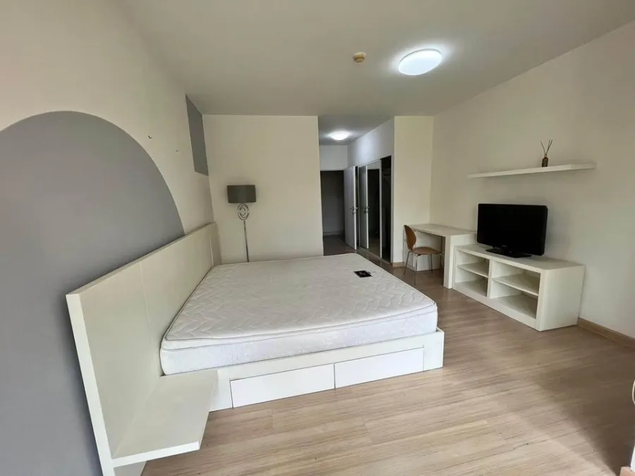 For rent, A Space Sukhumvit 77, nice room, fully furnished, good furniture, very good price. If interested, hurry up to reserve.