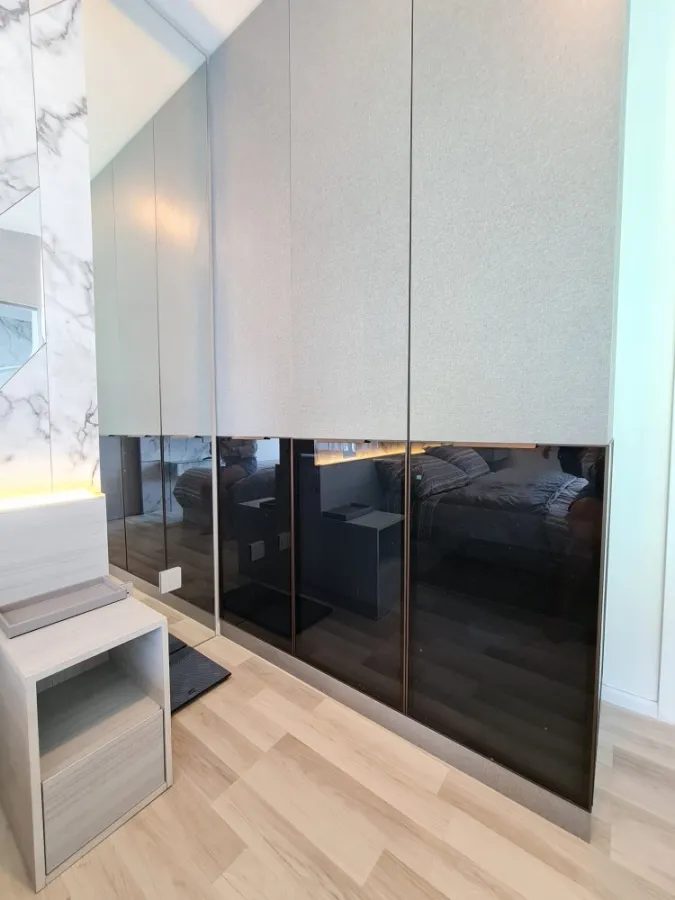 Condo for sale, rent, The Key Sathorn - Charoenrat, decorated with built-in marble pattern. Genuine leather sofa, very comfortable to sit on. Book now