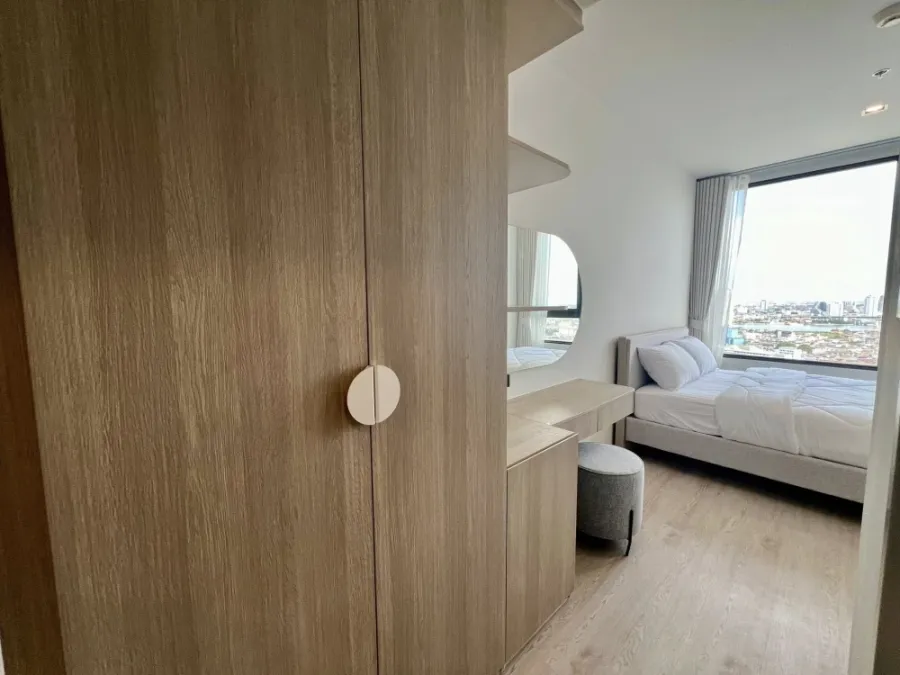 For rent: Reference Sathorn - Wongwianyai. Fully furnished apartment with complete furniture set. Don't miss this great opportunity!