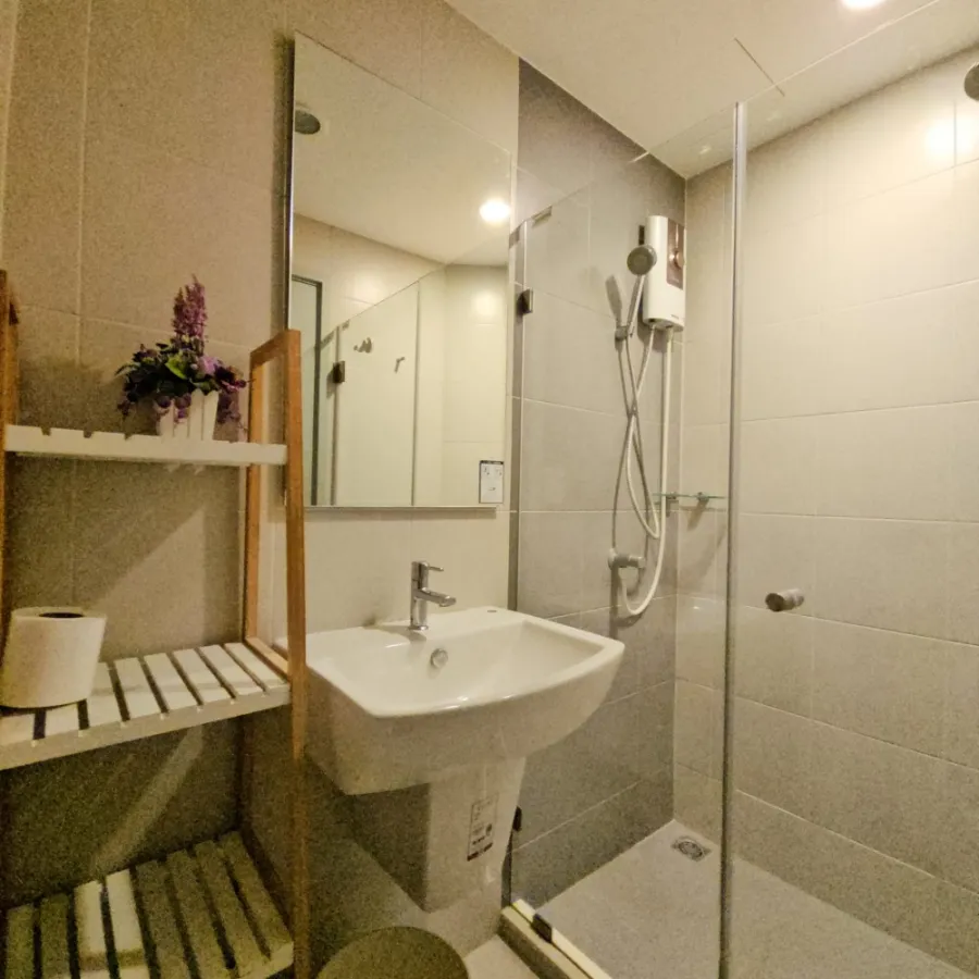 For sale: Ideo Mobi Sukhumvit Eastgate, with beautiful wallpaper, high floor, stunning city view. If you don't book, you'll really miss out.