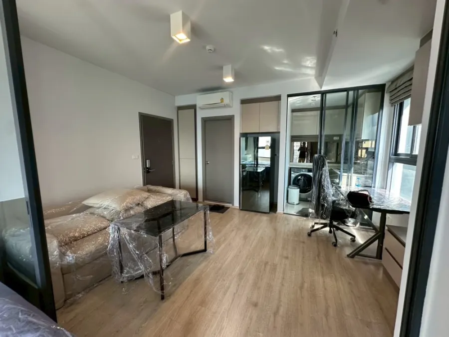 For rent: Ideo Sathorn-Wongwian Yai. Two-sided window design provides good ventilation and keeps the room cool. Fully furnished and ready to move in.
