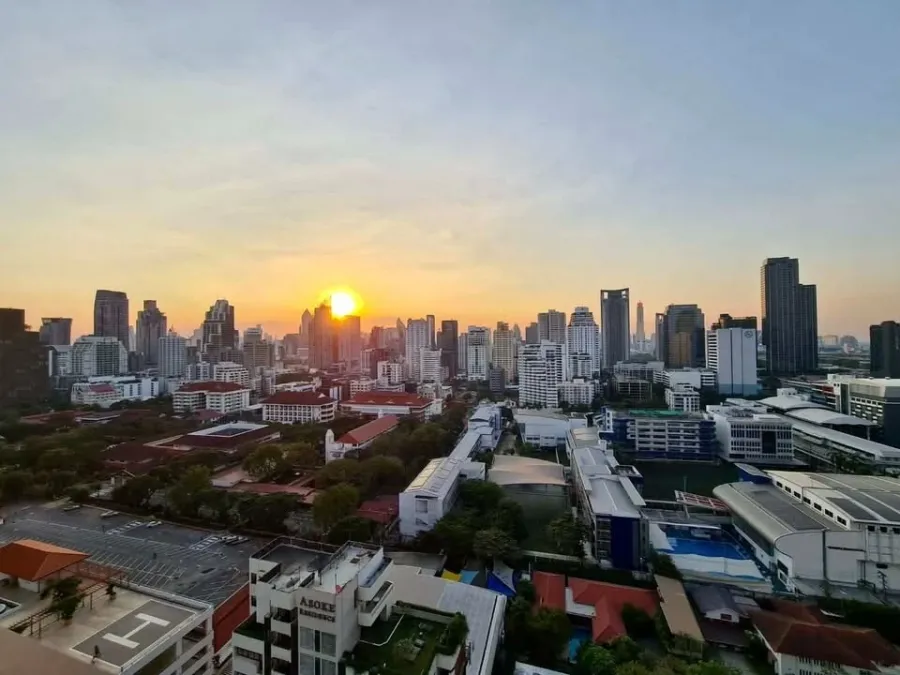 Selling The Lofts Asoke, 2 bedrooms, spacious living area, great location, fully furnished. Don't miss out!