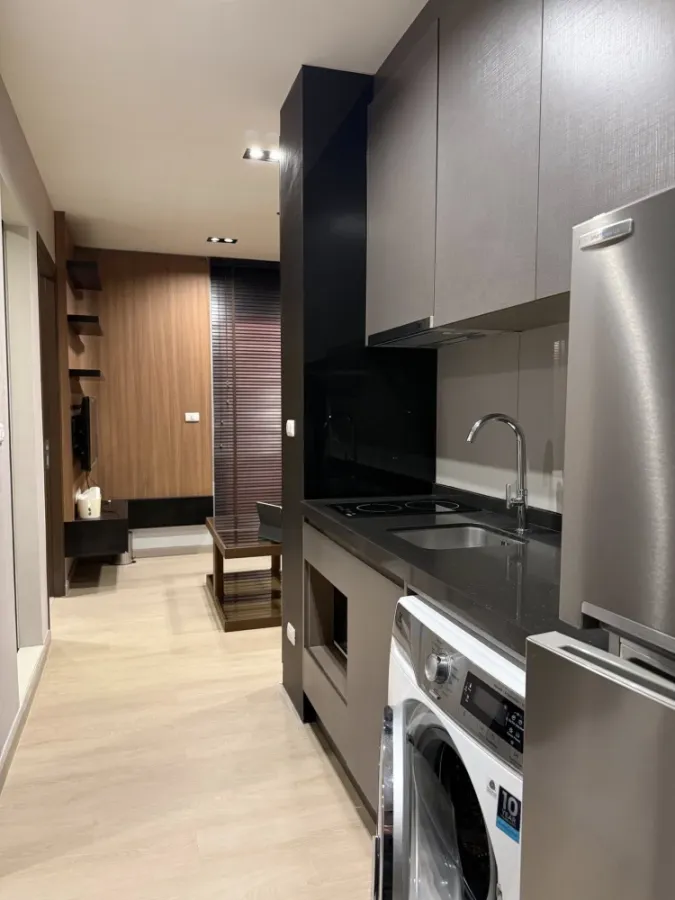 ให้เช่า Rhythm Asoke ห้องมุม ห้องกว้าง วิวโปร่ง เป็นส่วนตัว มี walk-in closet แต่งบิวท์อินทั้งห้อง รีบจองเลย
