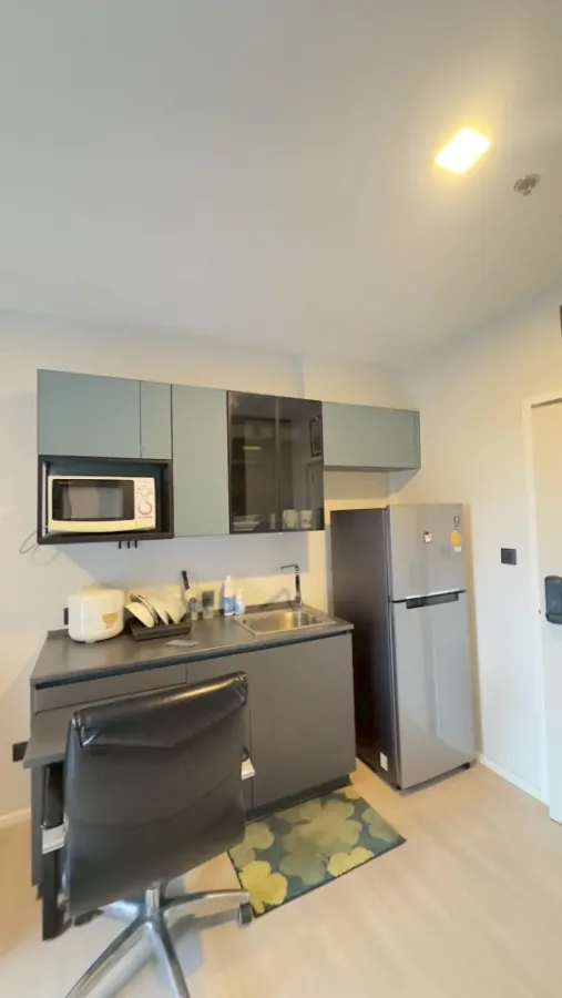 For rent: The Key MRT Phetkasem 48. Nice high-floor unit with good ventilation. Fully furnished and equipped with appliances. Book now!