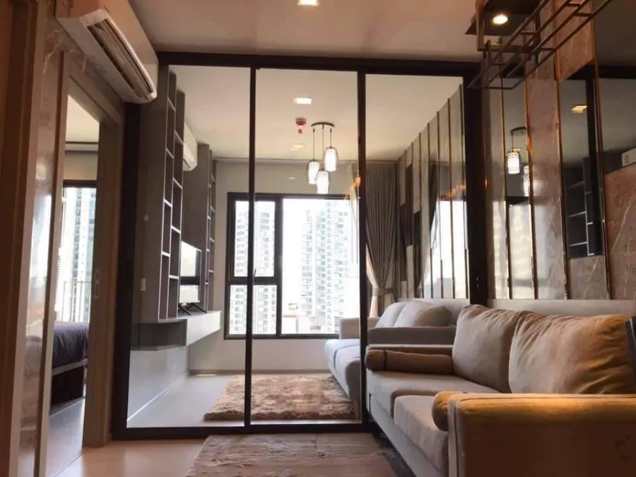 Condo for sale: Life Asoke Rama 9, decorated room, ready to move in. Complete set of furniture, built-in, very good. Hurry and reserve quickly.