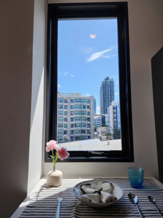 For rent: Hi Chaengwattana 19 Condo, 4th floor, corner room, beautiful room, fully furnished, just carry your bags and move in. Reserve quickly.