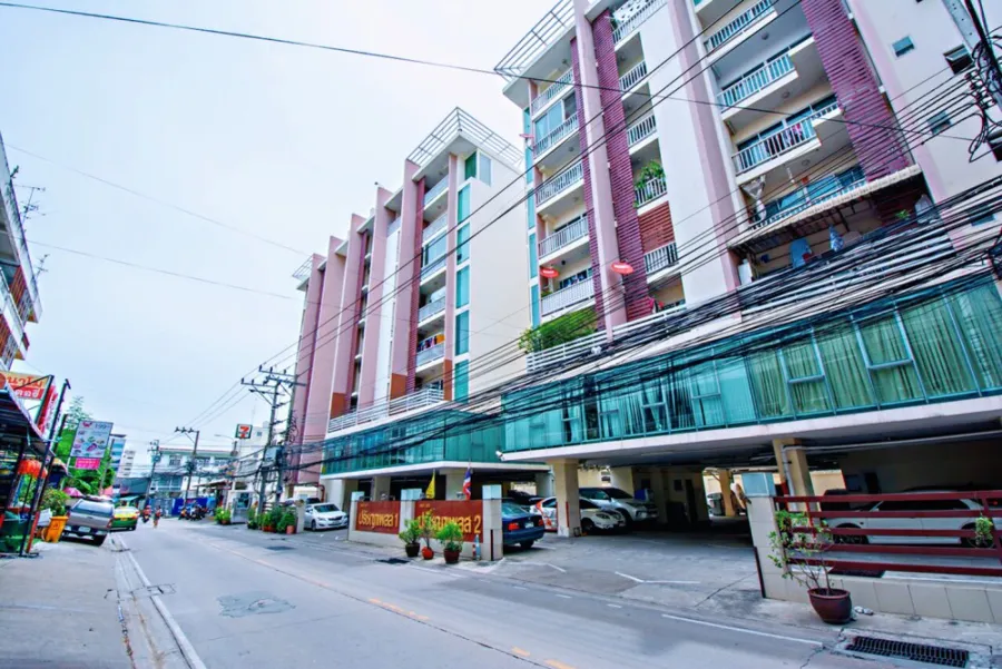 For rent: Pratchaya Place Ratchada-Huai Khwang. The room is ready to move in, great price, complete set of furniture. Can't reserve anymore.