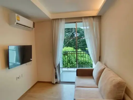 For rent: Maestro 39, 4th floor, private corner room, tree view, shady, pets allowed, both dogs and cats, must book.