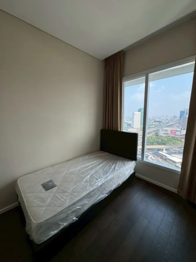Spacious and comfortable rooms for rent at The Saint Residences. High floor. Book now! Don't miss out!