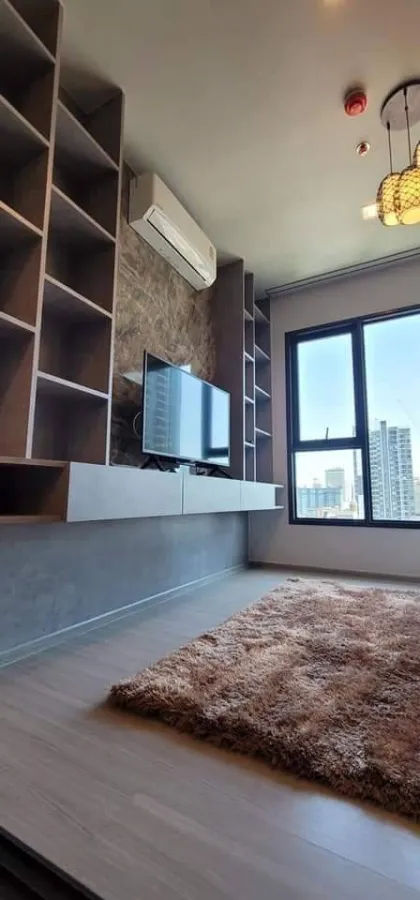 Condo for sale: Life Asoke Rama 9, decorated room, ready to move in. Complete set of furniture, built-in, very good. Hurry and reserve quickly.