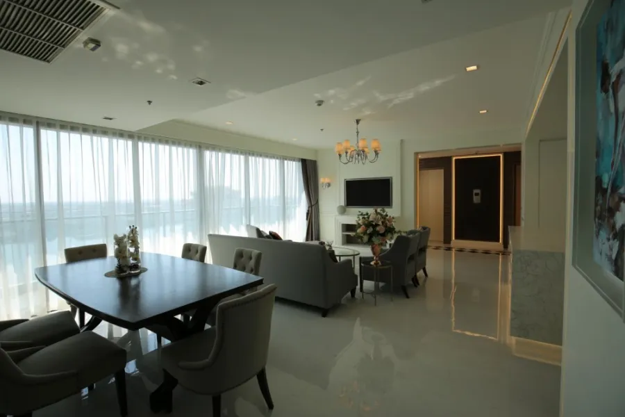 Star View Condo for sale, very spacious room, high floor, well decorated, awesome furniture, hurry and reserve it quickly.