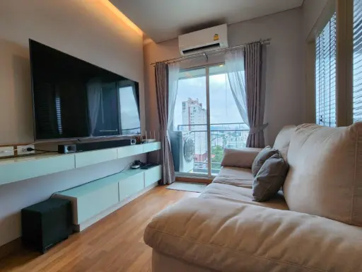 For sale, Lumpini Park Vibhavadi-Chatuchak, 16th floor, nice room, big screen TV. Super comfortable sofa Hurry up to reserve now.