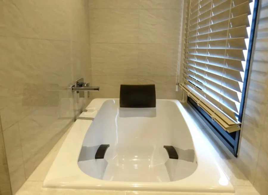 For sale or rent: Maru Ekkamai 2, Duplex unit, 2 bedrooms, 2.5 bathrooms, city view, fully furnished, pet-friendly. You can't miss this!