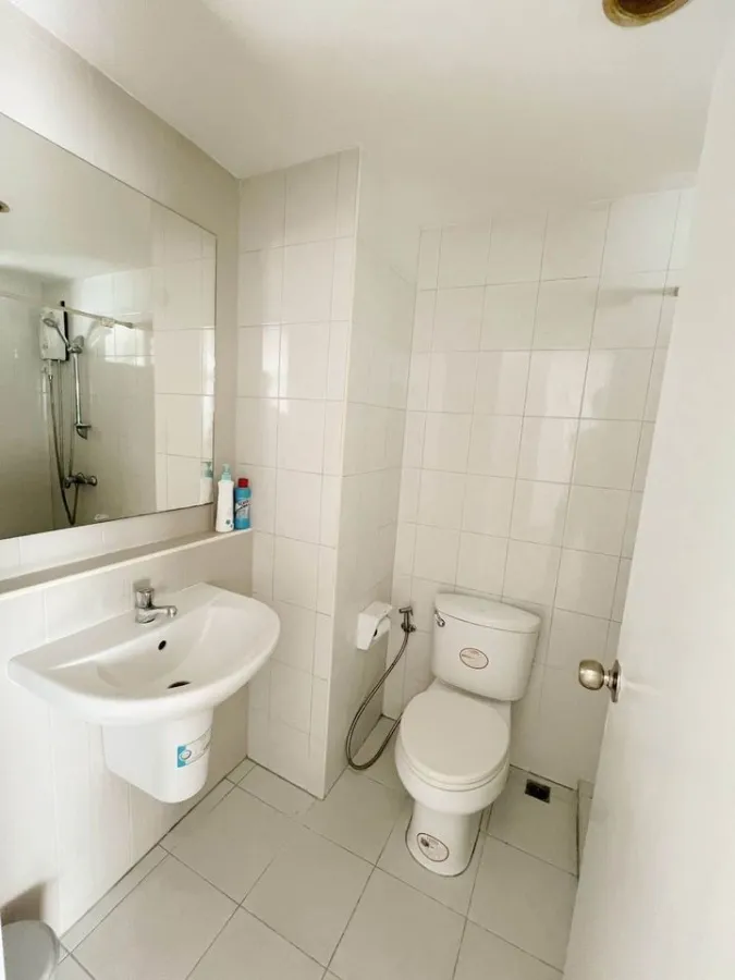 For sale or rent, One Ratchada-Lat Phrao, closed kitchen, fully decorated, ready to move in. If interested, reserve now. Don't miss it. Hurry.