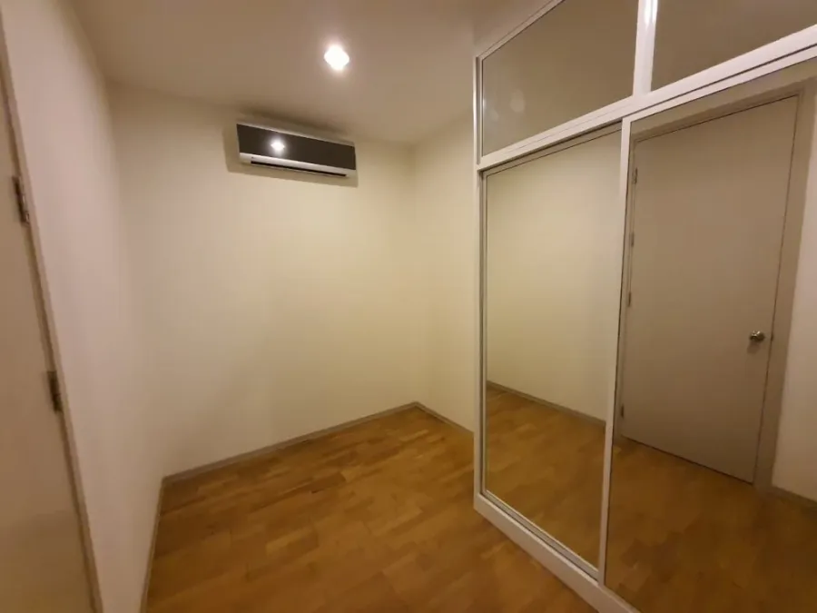 For rent, Amanta Ratchada, very spacious room, has a walk-in closet, plus lots of built-in furniture. Don't wait, book now.