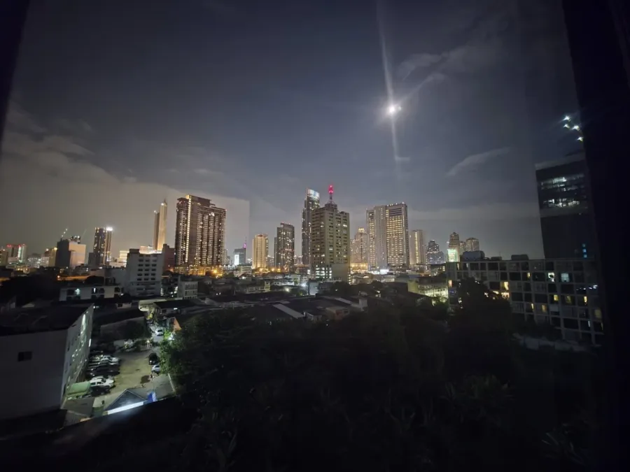 For rent: Flexi Sathorn - Charoen Nakhon, 8th floor, view of the BTS Skytrain and Icon Siam, fully furnished. Book now!