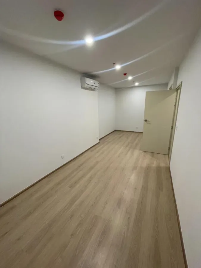 Selling down payment Life Rama 4 - Asoke 2 bedrooms, 26th floor, corner room, interested in owning, hurry and reserve now.