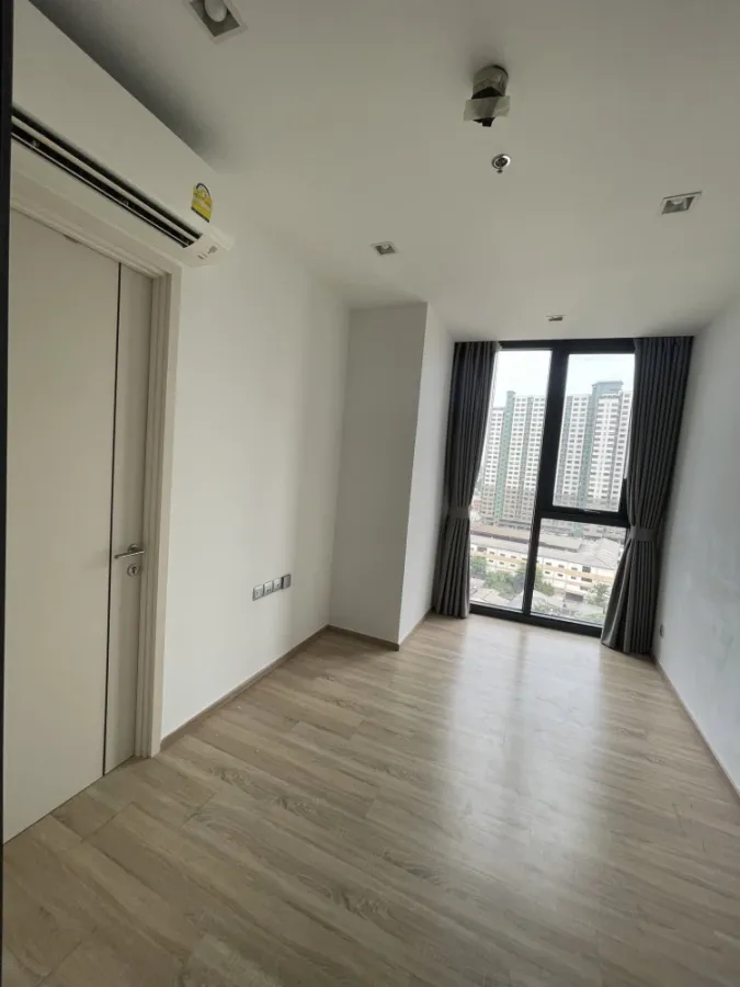 Selling a lovely unit at The Line Phahol-Pradipat. It comes with a walk-in closet and unobstructed city views. Book now!