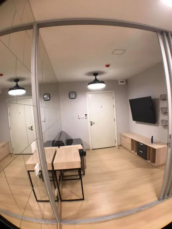 The room is very beautiful, fully decorated (rare) with mirrors on the whole wall. Anyone who likes a beautiful, luxurious room should not miss it.