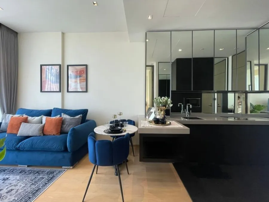 For rent urgently!! Condo 28 Chidlom, High Rise Condo, Super Luxury level, ready to move in. Don't miss it!!