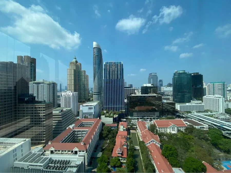 For rent: Scope Langsuan, empty room, spacious, has a very beautiful view. If interested, hurry up to reserve and move in.