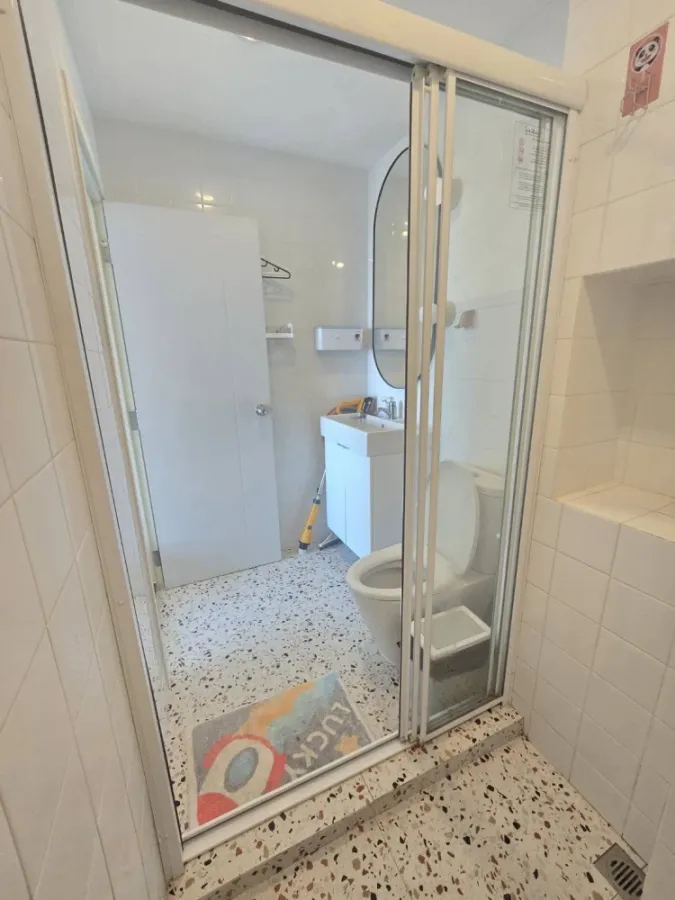 For sale or rent: ELIO SATHORN-WUTTHAKAT, 1 BED PLUS corner unit, next to fire escape, enclosed kitchen with balcony. Reservation required.