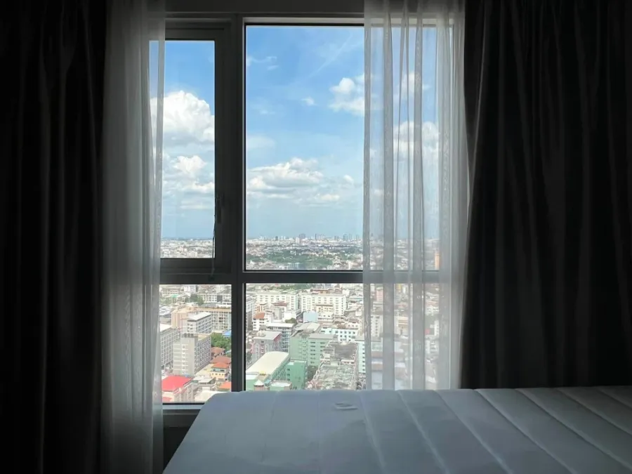 Selling XT Huai Khwang, high floor, unblocked view, corner unit, very private, beautifully decorated, built-in throughout, fully furnished. Book now!