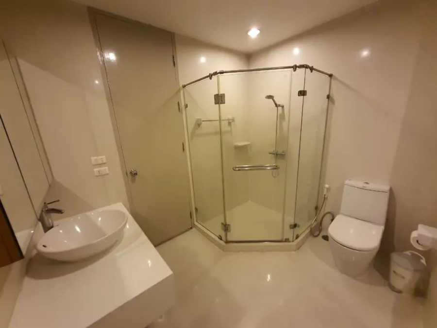 For rent, Amanta Ratchada, very spacious room, has a walk-in closet, plus lots of built-in furniture. Don't wait, book now.