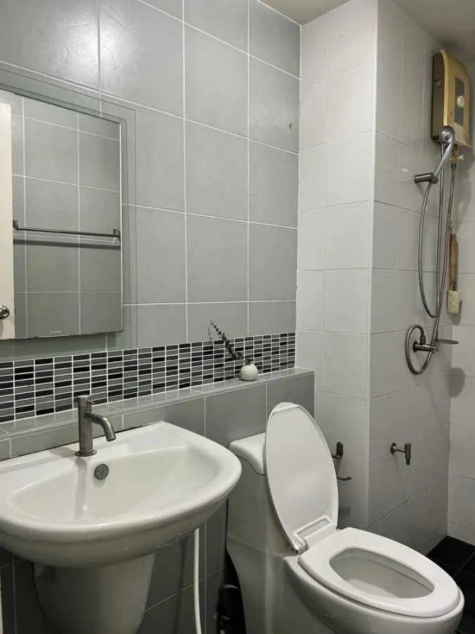 ให้เช่า D Condo รามอินทรา ชั้น 6 ห้อง STUDIO ตกแต่งพร้อมอยู่ โซฟาหนังนั่งสบาย ไม่ร้อน จองเลยจ้า ด่วน