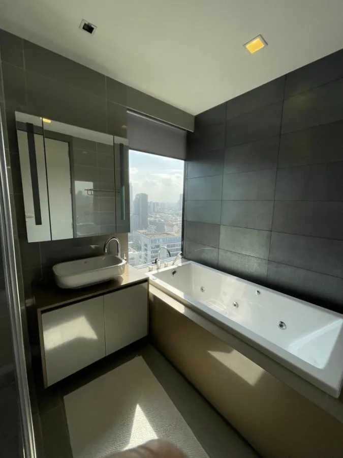 For sale rent Condo M Silom, spacious room, well built in, has a bathtub, let me tell you, don't miss it.
