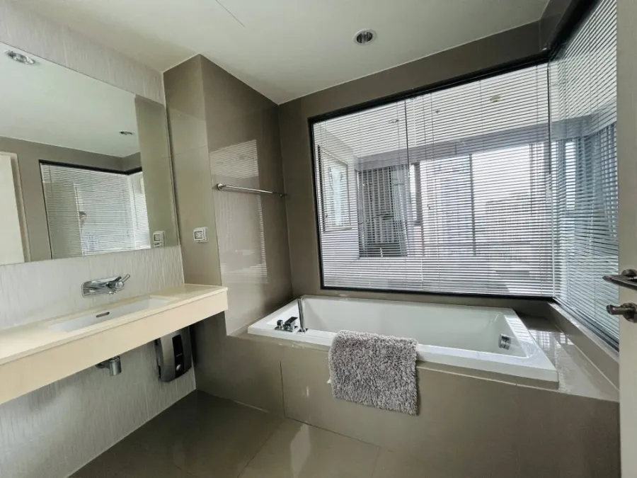 For rent: Rhythm Sukhumvit 42, 20th floor, spacious room, airy, lots of natural light, fully furnished. Hurry, it'll be gone soon.