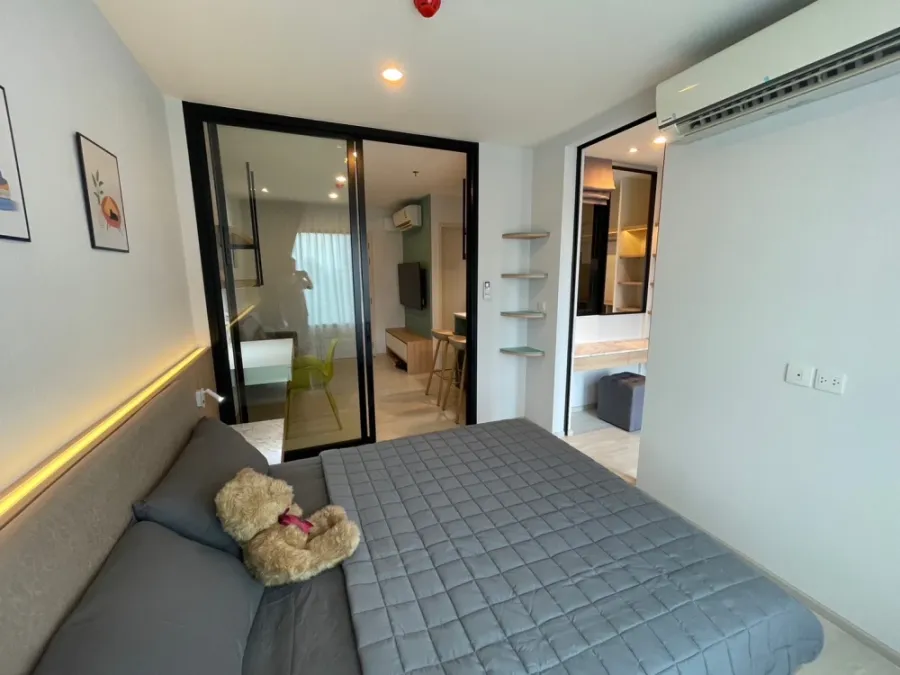 For rent: Life Asoke, 32nd floor, very high, facing north, cool all day, excellent built-in decoration, interested, reserve now.