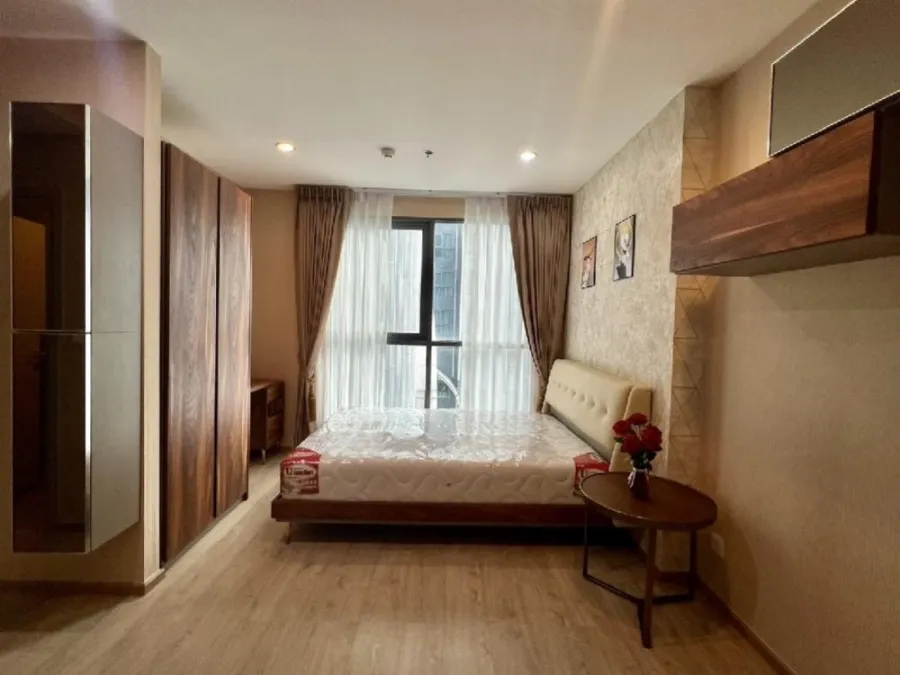 For rent, Ideo Q Chula - Samyan, STUDIO room, well decorated. Install wallpaper throughout the room. Don't miss it.