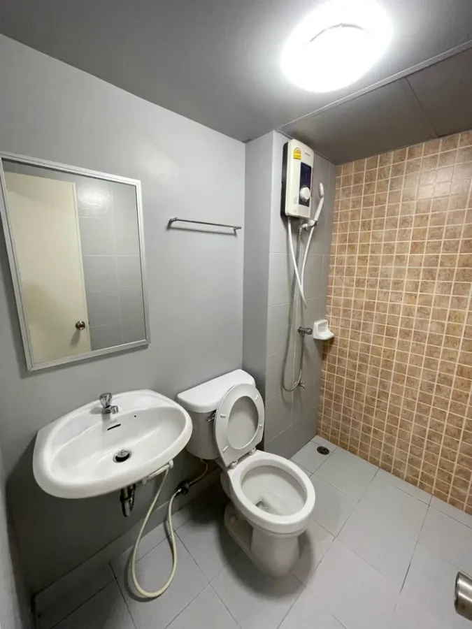 For sale: Lumpini Township Rangsit Klong 1, Phase B, 5th floor. Very clean and livable unit. Interested? Book now!