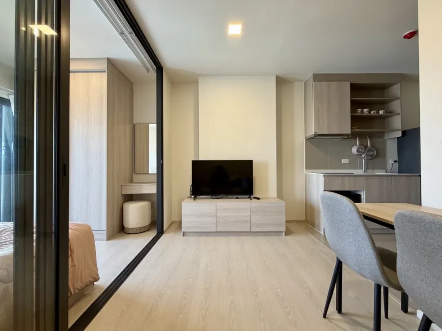 FOR RENT | FLO by Sansiri River View Unit. Clean room, beautiful built-in furniture, ready to move in. Book now, don't miss out!