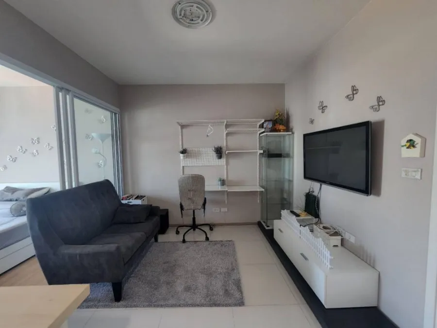 For rent: Fuse Mobius Ramkhamhaeng Station, high floor, open and airy view, nice room, fully furnished. If interested, hurry and reserve quickly.