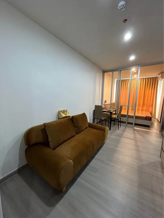 For rent: The President Charan-Yak Fai Chai Station, fully furnished. The sofa is soft and comfortable to sit on. Hurry and reserve it quickly.