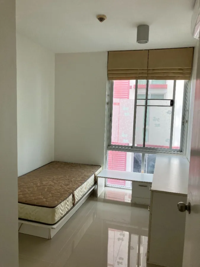 For rent, The Iris Rama 9-Srinakarin, 2 bedrooms, 4th floor, corner room, fully furnished, ready to move in, book now, hurry up.
