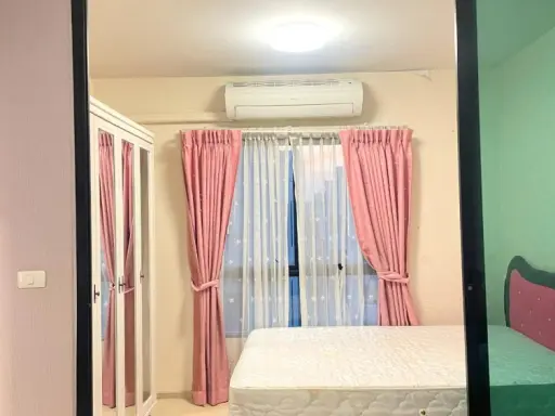 For rent, Unio Ramkhamhaeng-Serithai, comfortable seating area, decorated in pink tones, good atmosphere, just come and move in.