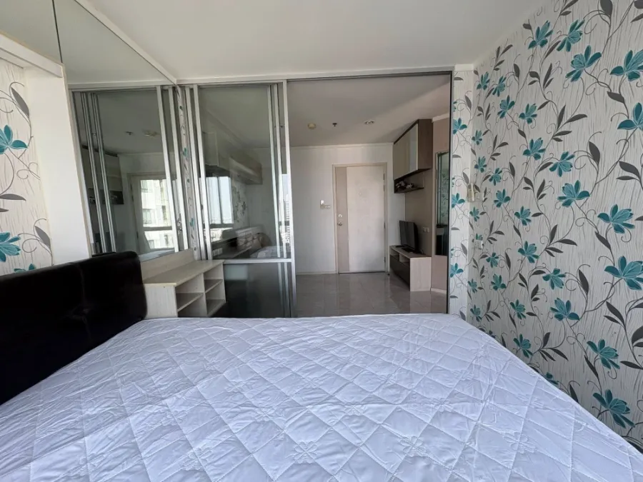 For rent: Lumpini Mega City Bangna, 28th floor unit. High-quality wallpaper and fully furnished. Book now!