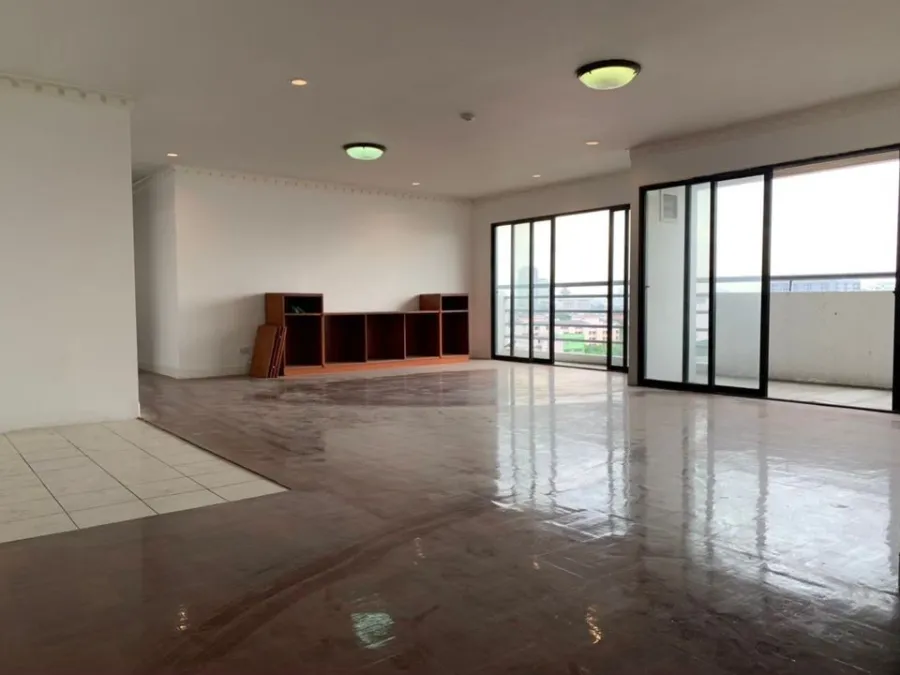 Urgent sale, Thana Tower Condo, very large room, lots of usable space. The floor is laid with good parquet. Hurry and reserve now.