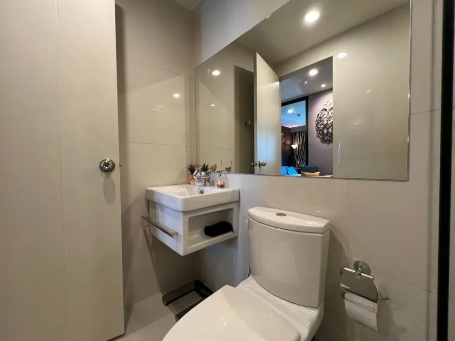 For sale or rent, Life Asoke, fully decorated room. The wallpaper is very beautiful and very livable. As good as this, you must reserve quickly.