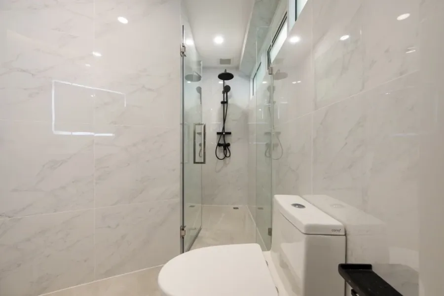 Thonglor Tower for sale, a lovely room, beautifully decorated in a cool color scheme, comes with plenty of usable space, fully furnished, reserve now!