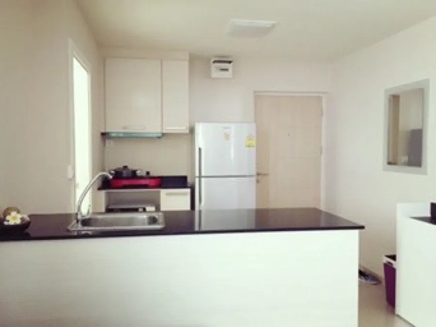 Sell / rent M Society Condominium 2 bedrooms with desks in both rooms have beautiful lake views. So good. Hurry up to reserve.