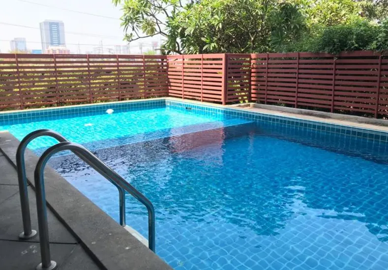 Selling Prima Srinakarin condo, 8th floor, city and BTS view, bright and airy atmosphere. Book now!