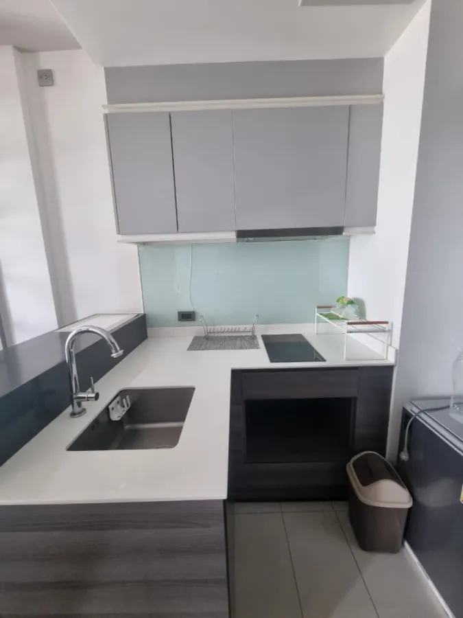For rent, Seal by Sansiri Ekkamai, corner room, not crowded. The bedroom has good built-ins. Lots of storage space.