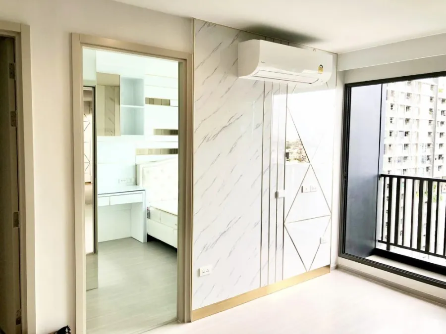 Condo for sale/rent, Life Lat Phrao, decorated with built-in marble patterns, high floor, east facing, just come and move in.